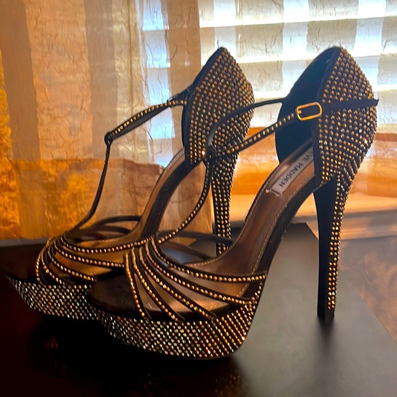 Steve Madden size 9 healed strappy platform sandal. Black with gold rhinestones - Picture 1 of 12